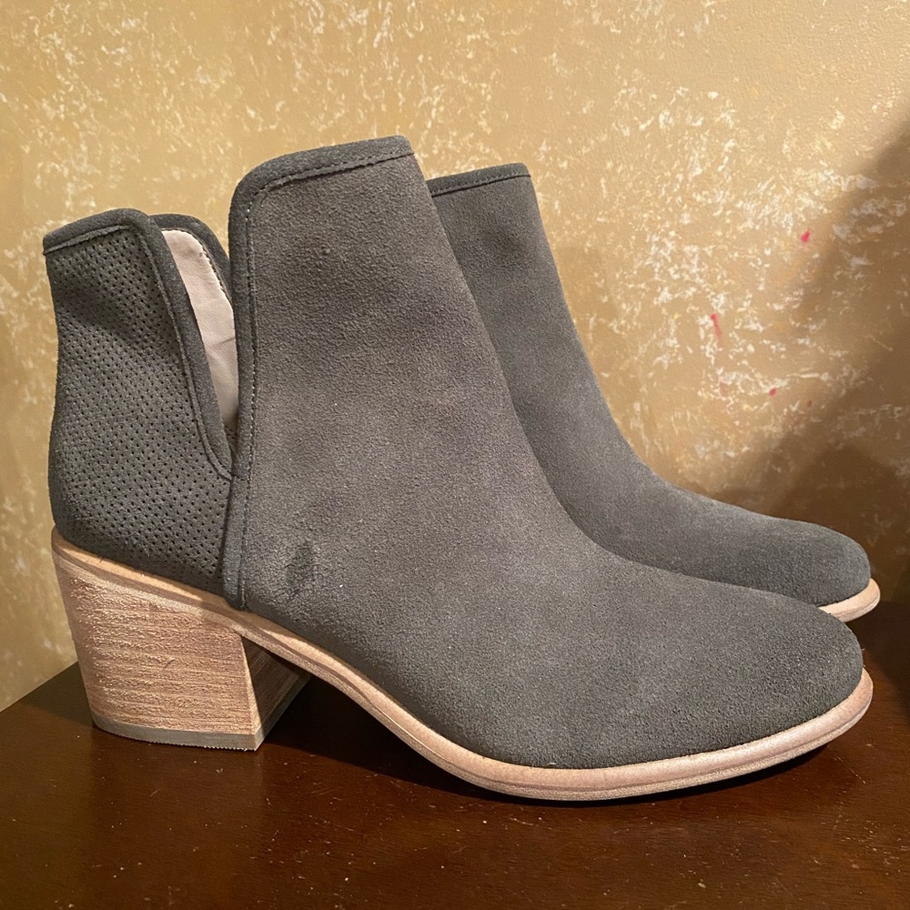 Hinge Lea Bootie